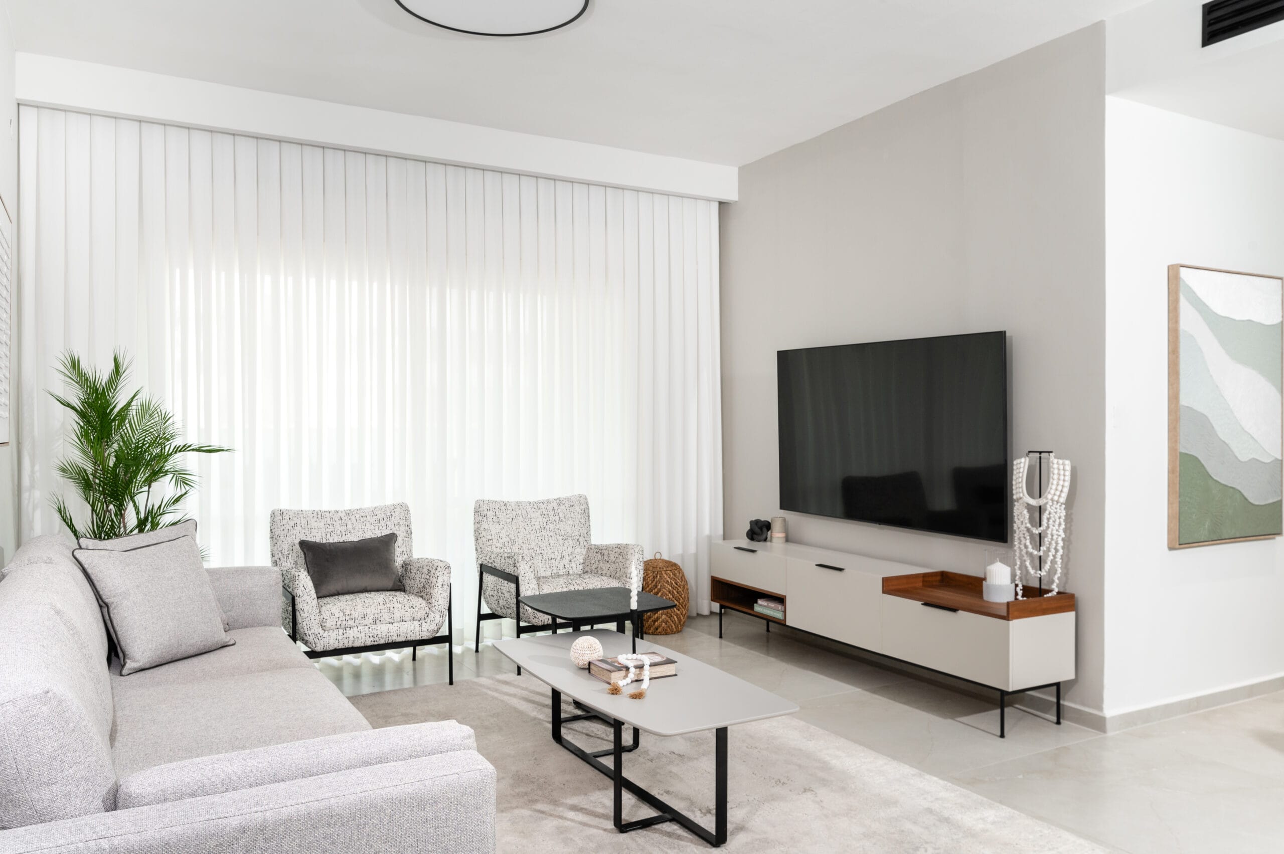 עיצוב סלון מודרני בדירה ביקנעם – מעצבת פנים יקנעם רלי אמזלג